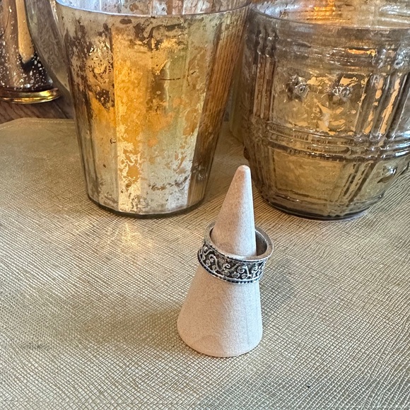NEW ring silvery ring
size 4.0
Mix and match
silvery metal
Ornate, vintage look - Picture 2 of 2